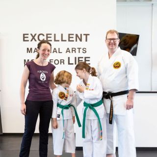 Dübendorf News, Karate, Krav Maga, Selbstverteidigung, Aroha, Fitness, Disziplin, Respekt, Lebensschule, Verteidigung, Kämpfen, Dübendorf Karate, Kinder Karate, Kindergarten Kinder, Jugendliche, Erwachsenen Karate, Lebensschule, Lifeskills, Kampfsport, Karate Training, Selbstverteidigung, Krav Maga, Zürich, Dübendorf, Fällanden, Uster, Wallisellen, Dietlikon, Selbstschutz, Karate, Kung Fu, Judo, Erwachsenen Selbstverteidigung, 8600, 8001, 8117, 8606, Volketswil, Kampfkunst, Kampfsport, 8304, 8605, Krav Maga 360, Bruce Lee, Chuck Norris, Mobbing, Stop Mobbing, Kindergeburtstag, Kampfkunst Party, Aroha, Fitness, QiGong, Qi-Gong, Taichi, Arnis, MMA, JuJitsu, Brasilien JuJitsu, Ferien Camps, Shitoryu, Shukokai, Shitokai, Gojuryu, Shotokan, Wadoryu, Kyusho, Kyusho Jitsu, Dillman, Paul Bowman, Pressure Points, Basel, Solothurn, Bern, Schweiz, Switzerland, Wild Goose Qigong, Dayan, Mixed Martial Arts, Probestunde, Trial Lesson